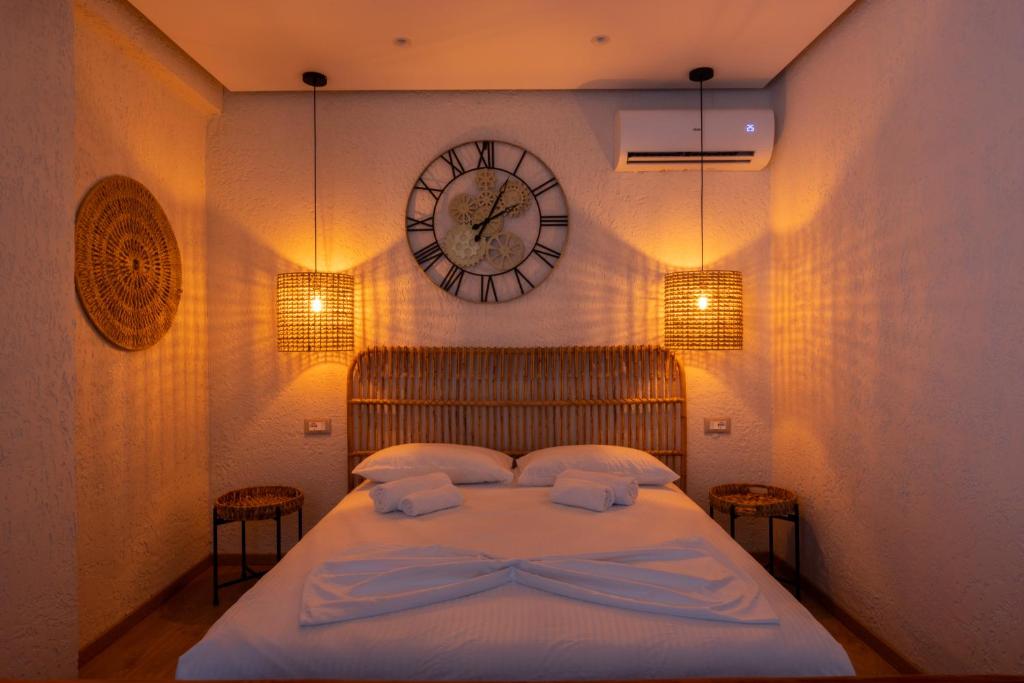 Postel nebo postele na pokoji v ubytování Boho Central Apartment