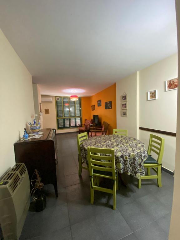 a dining room with a table and chairs in a room at Un lugar cerca de todo in Buenos Aires
