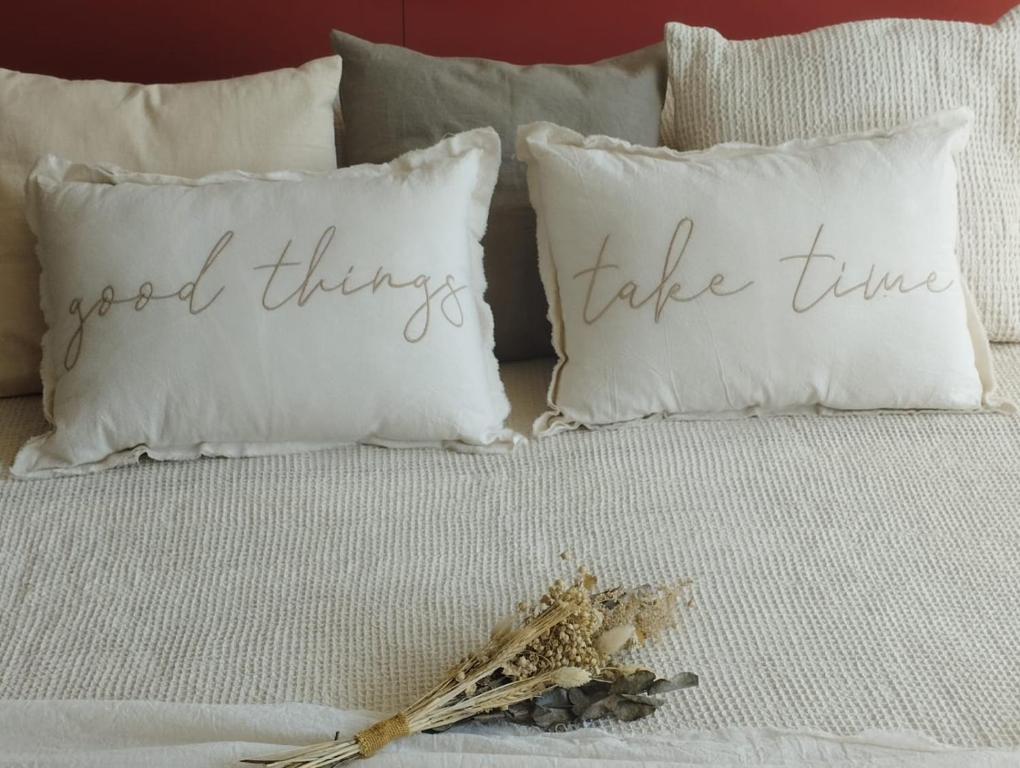 a bed with white pillows with the words good things take time at HERMOSO MONOAMBIENTE A POCAS CUADRAS DEL RIO! in Rosario