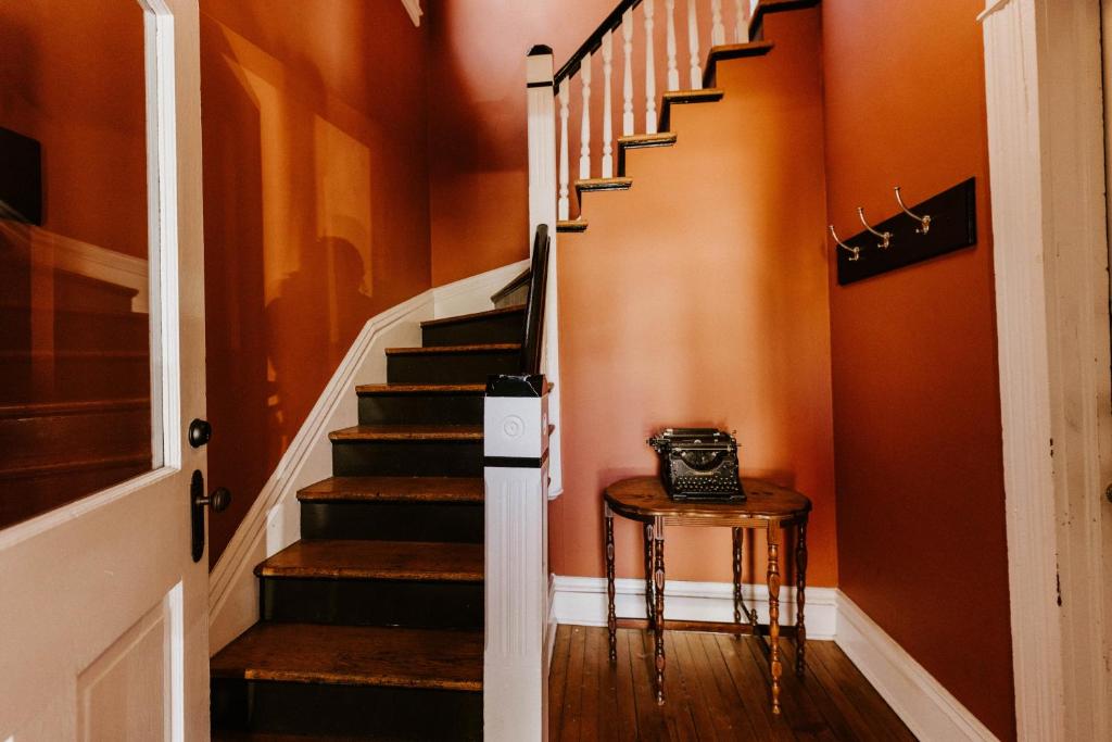 Retro Gem Box Victorian Steps from Irvine Park - Twee Slaapkamers Appartement