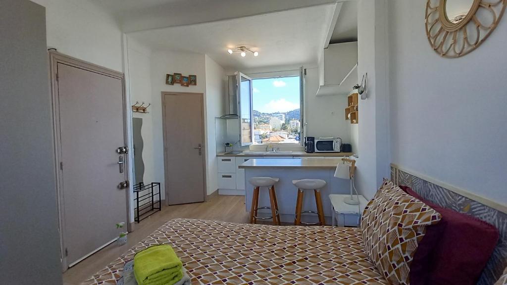 - une cuisine avec un lit et un évier dans la chambre dans l'établissement Palais Gounod, à Cannes