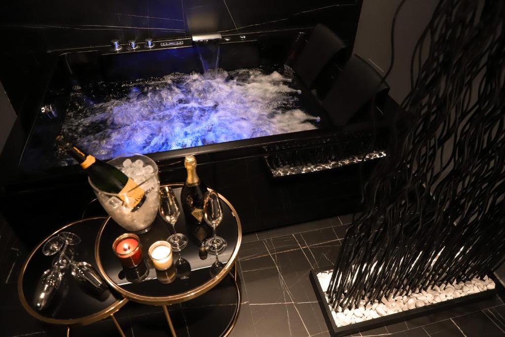 wanna z hydromasażem z butelką szampana i kieliszkami w obiekcie 115 Luxury Suite - Privitera w mieście Grammichele