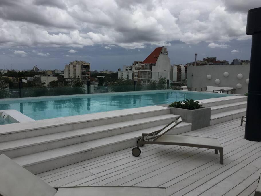 a swimming pool on top of a building at Excelente estudio premium con amenities in Buenos Aires
