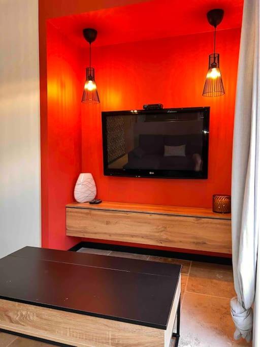 TV a/nebo společenská místnost v ubytování Loft pied de Coline au calme