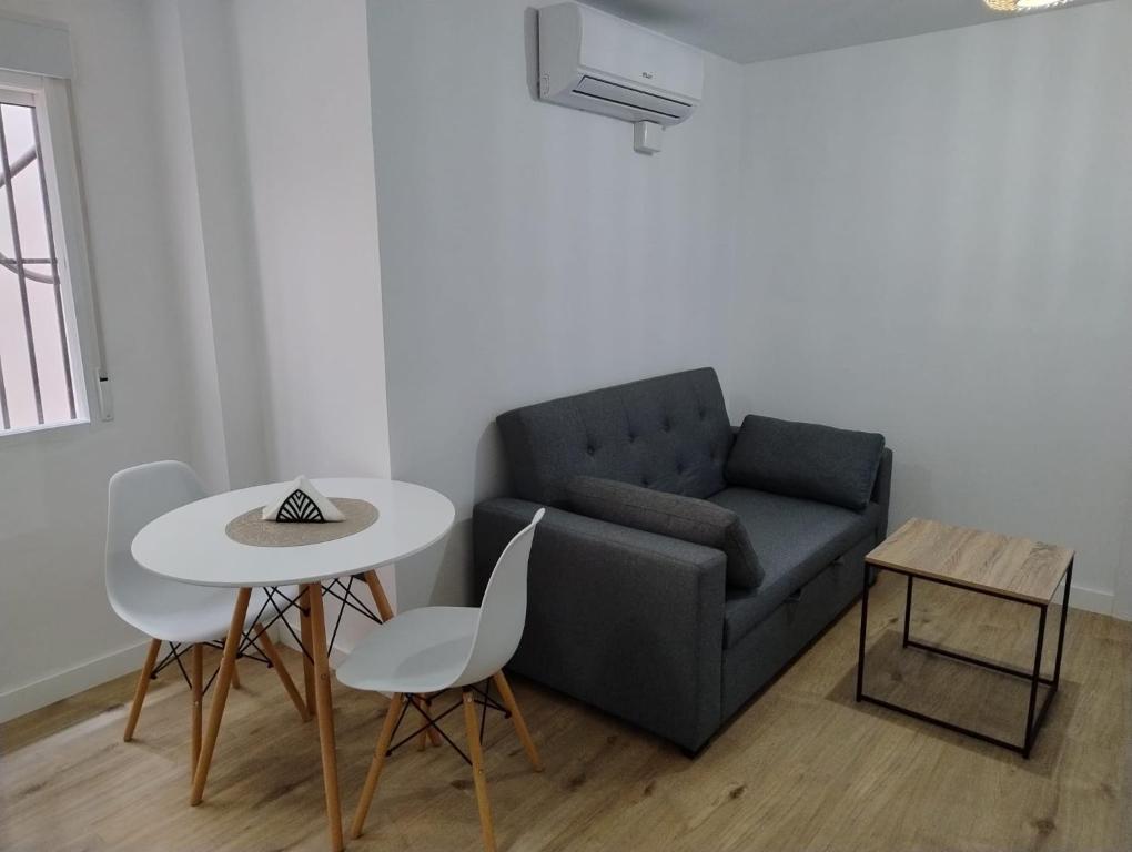 sala de estar con sofá y mesa en Apartamento Maestra, en Jaén