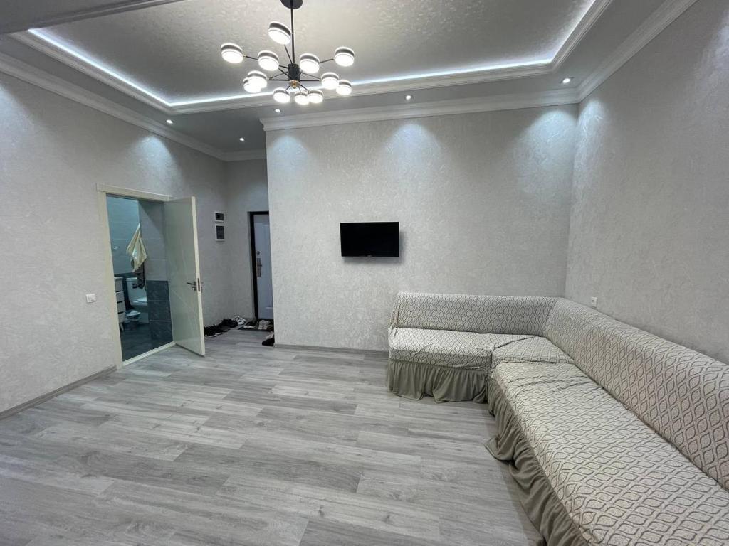 Uma área de estar em Premium apartment for guests in Yunusobod