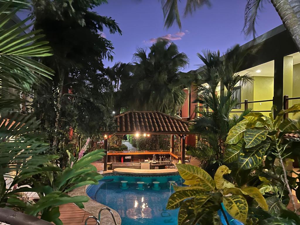 ośrodek z basenem i domem w obiekcie Hotel Iguana Verde w mieście Orotina