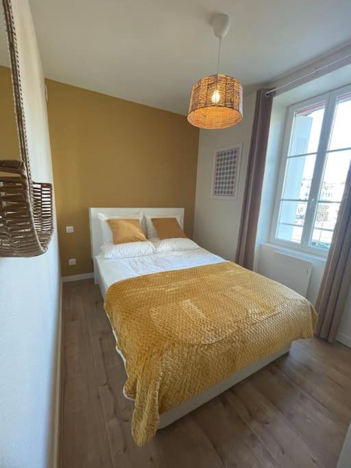 - une chambre avec un lit doté d'une couverture en or dans l'établissement Apartment Heart of Rennes Private Parking, à Rennes