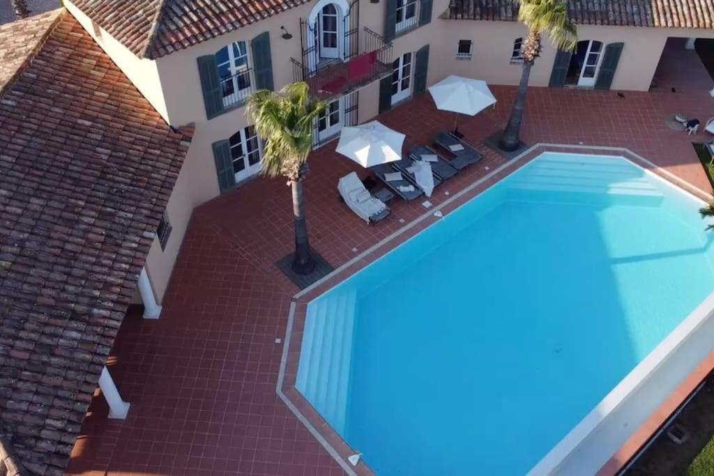 une vue aérienne d'une piscine au sommet d'une maison dans l'établissement Luxe Villa in Grimaud, à Grimaud