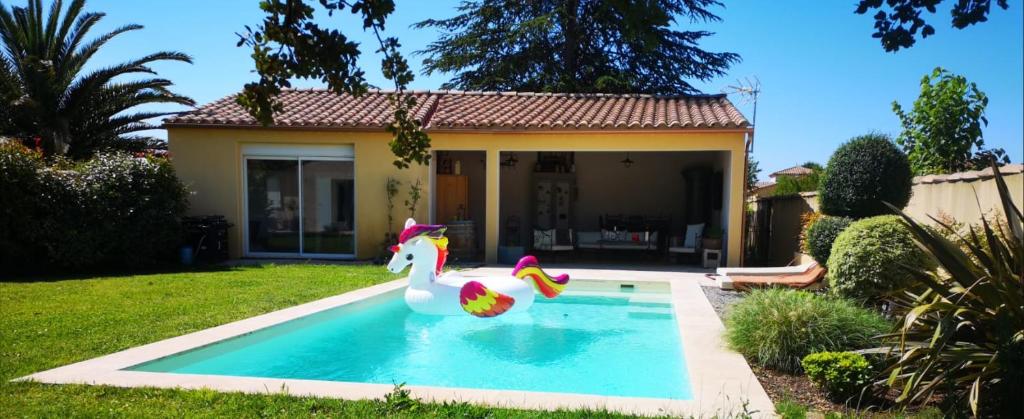 Der Swimmingpool an oder in der Nähe von Studio entre Nîmes et Avignon
