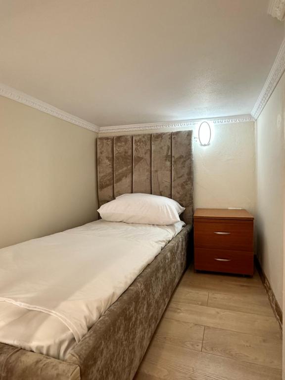 Postel nebo postele na pokoji v ubytování Troy ApartHotel Durres