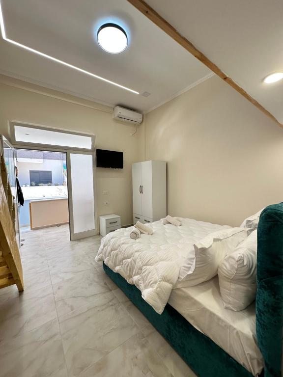 Postel nebo postele na pokoji v ubytování Troy ApartHotel Durres