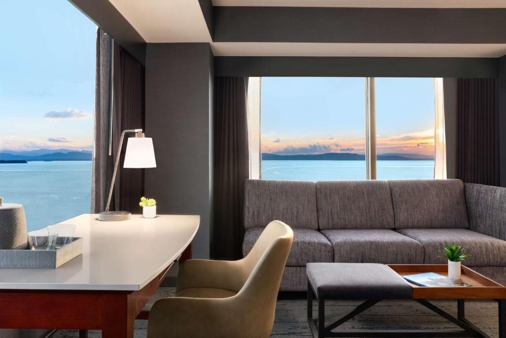 Hilton Burlington Lake Champlain tesisinde bir oturma alanı