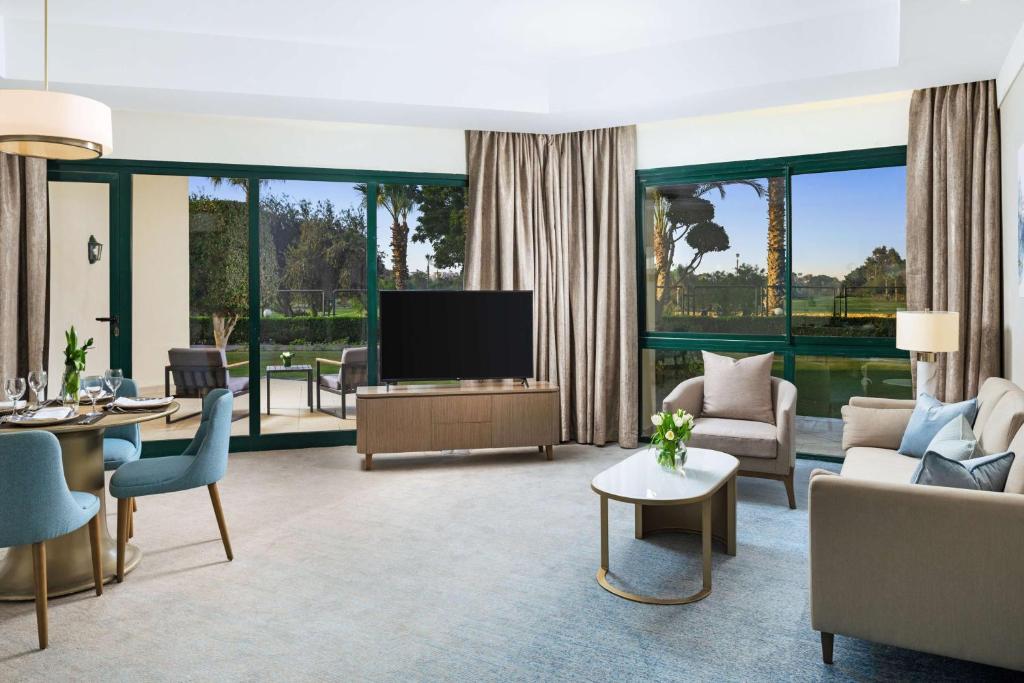 TV a/nebo společenská místnost v ubytování Hilton Pyramids Golf