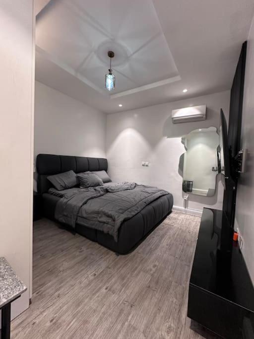 - une chambre avec un lit et une télévision à écran plat dans l'établissement Cheapest luxury 1 bedroom apartment in Katampe Ext, à Gwarinpa