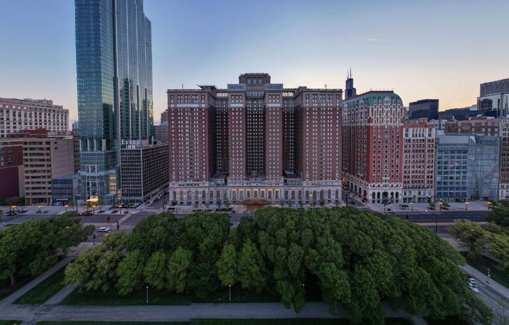 芝加哥的住宿－芝加哥希爾頓酒店，享有城市高楼和树木的景致