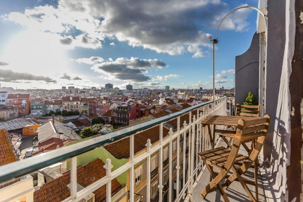 d'un balcon avec une table et une vue sur la ville. dans l'établissement Be Local - Charming flat with 2 bedrooms on Lisbon's 7th hill, à Lisbonne