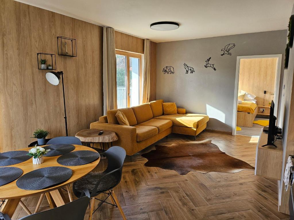 Apartmán Hillside Y24 في دولني كوبين: غرفة معيشة مع أريكة وطاولة