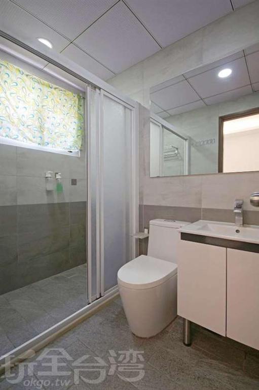 a bathroom with a toilet and a sink and a shower at 大鯨魚旅宿 in Green Island
