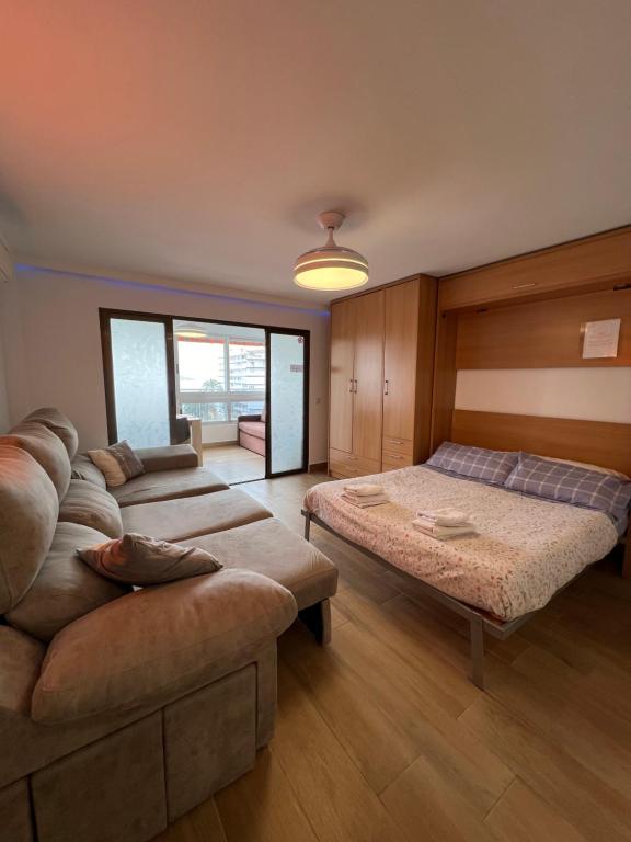 uma sala de estar com dois sofás e um sofá em Hany apartment Ducado 7-C em Benidorm