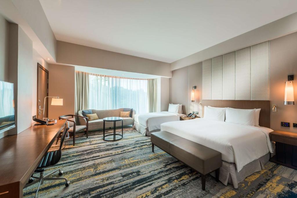 Postel nebo postele na pokoji v ubytování Hilton Kota Kinabalu
