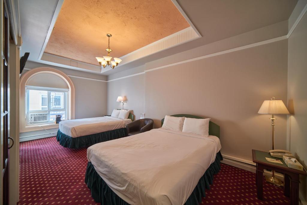 Postel nebo postele na pokoji v ubytování The Bedford Regency Hotel