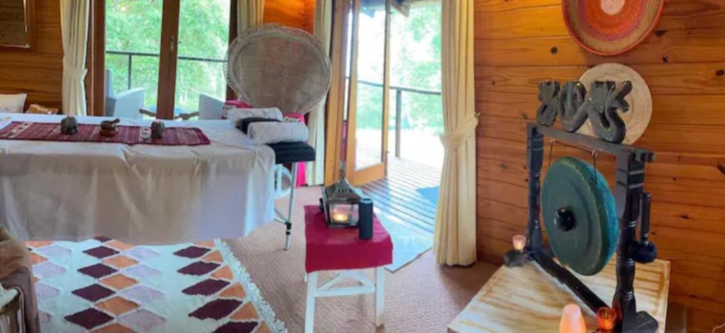 TV a/nebo společenská místnost v ubytování Krishna Farm Retreat