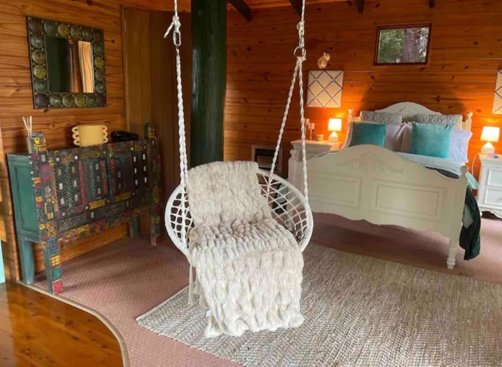 Postel nebo postele na pokoji v ubytování Krishna Farm Retreat