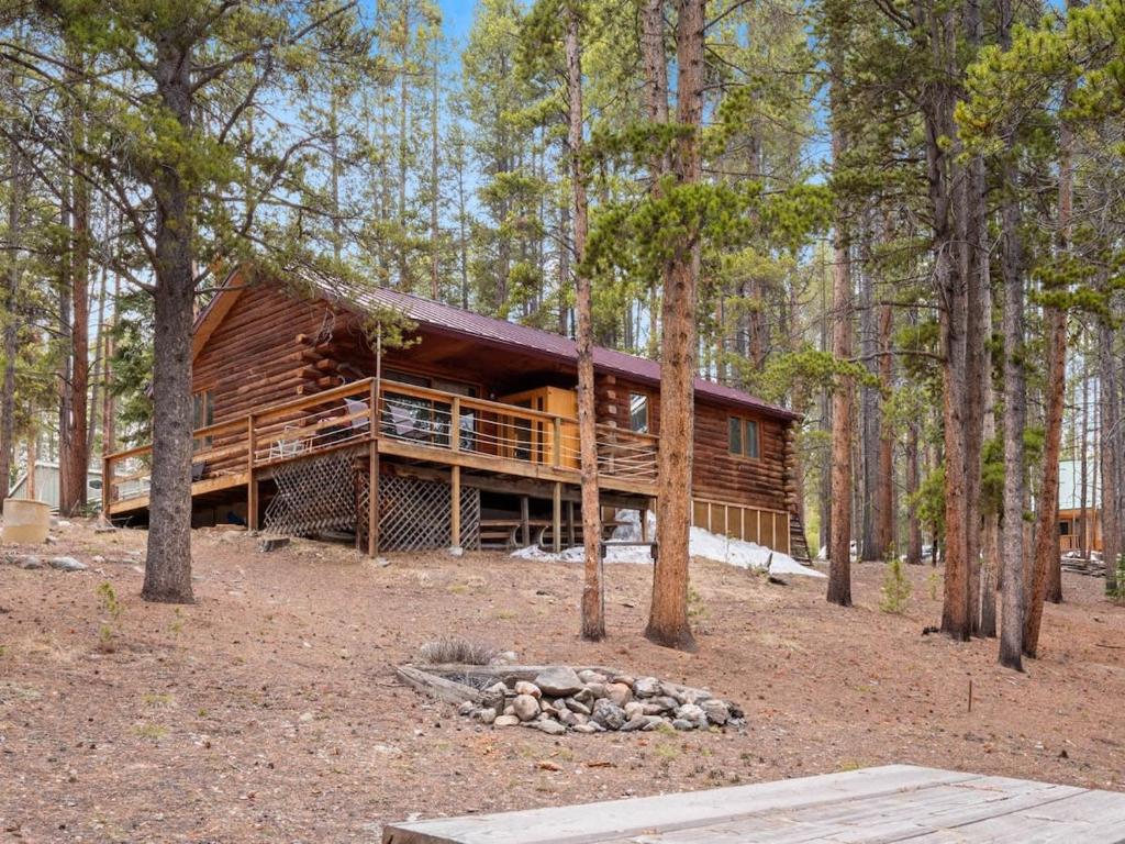 une cabane en rondins au milieu d'une forêt dans l'établissement Lake Flora Cabin, à Leadville