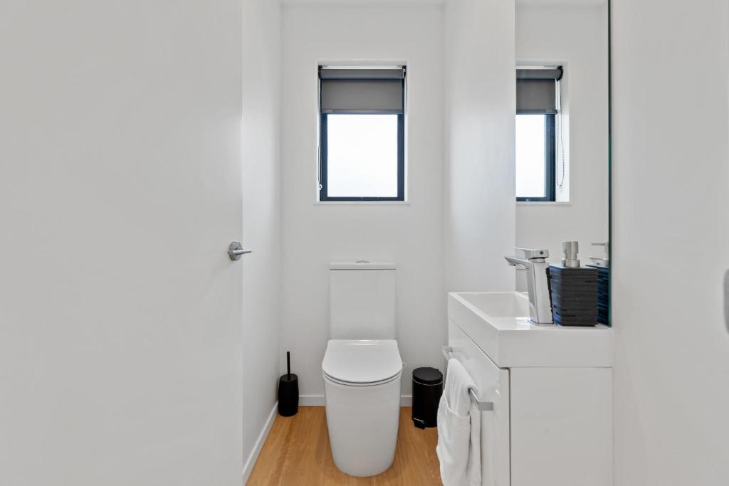 Peaceful Elegant Designated Park King Bed - Resim 7