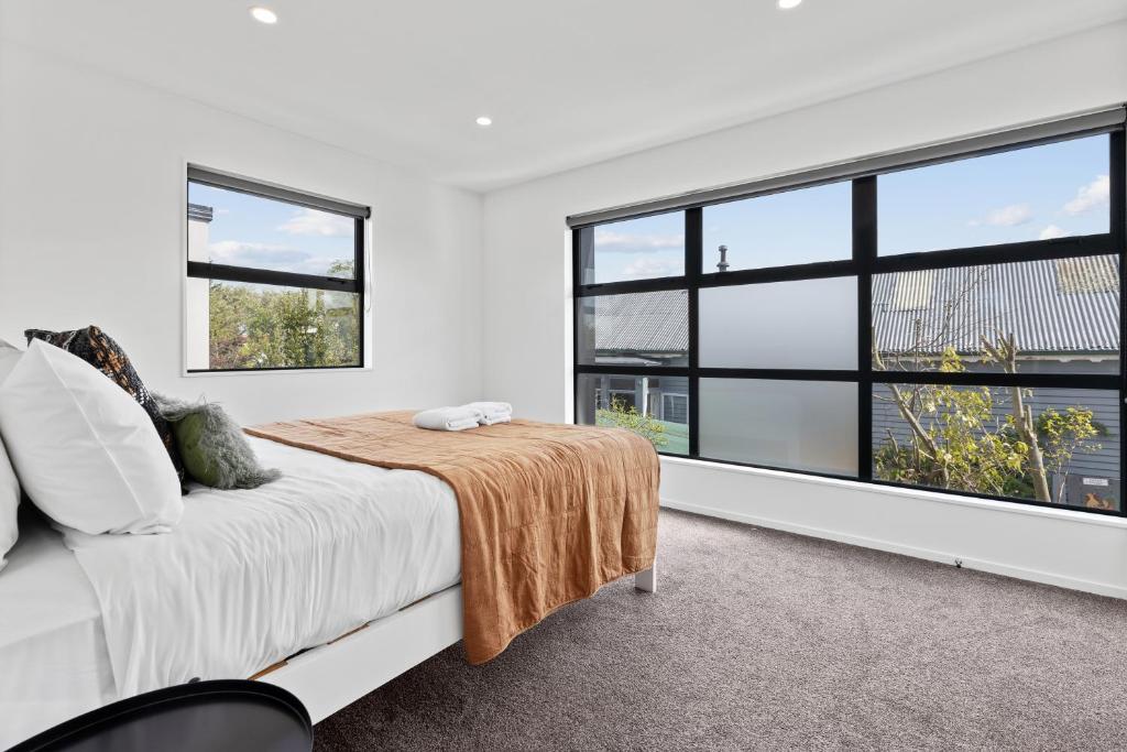 Peaceful Elegant Designated Park King Bed - Resim 2