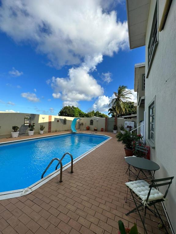 a swimming pool on the side of a building at Apartement Anabela in Willemstad
