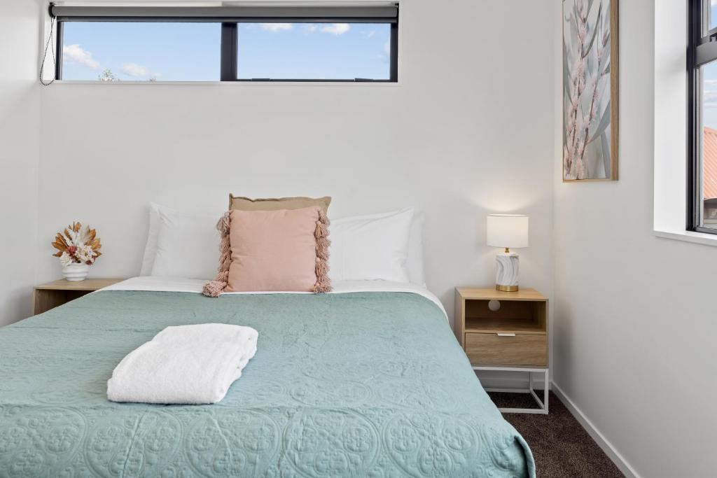 Peaceful Elegant Designated Park King Bed - Resim 13