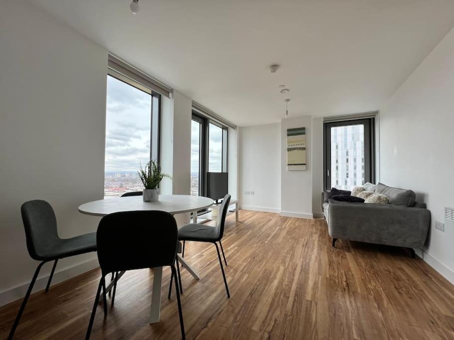 マンチェスターにある19th floor 2 bedroom apartment with stunning viewsのリビングルーム(テーブル、椅子、ソファ付)