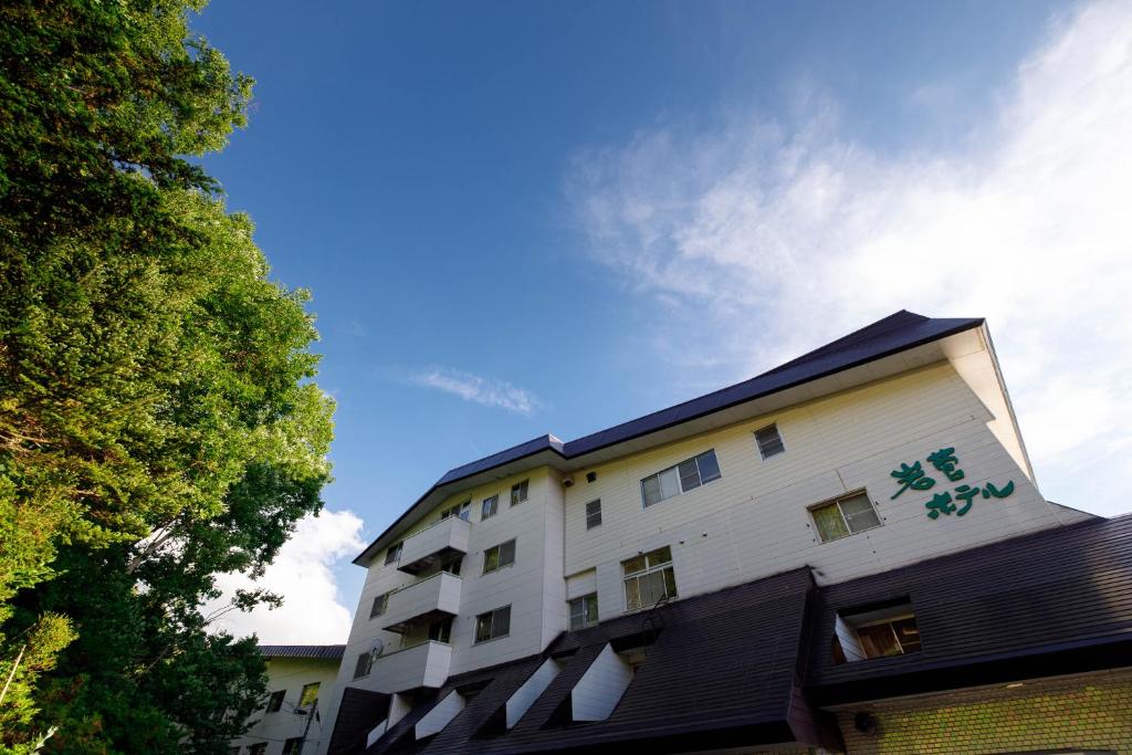 山ノ内町にある岩菅ホテルの落書きが施された白い建物