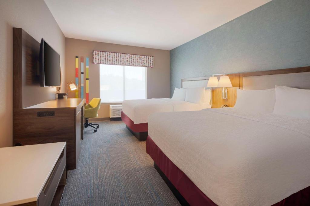 una camera d'albergo con 2 letti e una scrivania di Hampton Inn Clovis, Nm a Clovis
