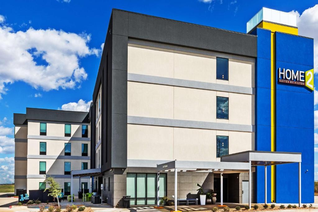 una rappresentazione di un edificio adibito a uffici d’origine di Home2 Suites By Hilton Weatherford a Weatherford