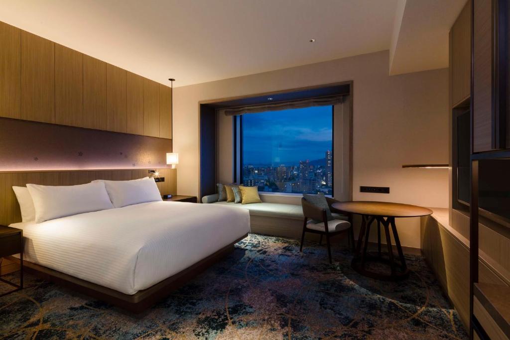 Postel nebo postele na pokoji v ubytování Hilton Hiroshima