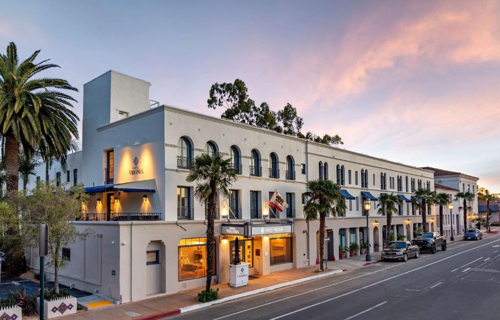biały budynek przy ulicy miejskiej z palmami w obiekcie Hotel Virginia Santa Barbara, Tapestry Collection by Hilton w mieście Santa Barbara