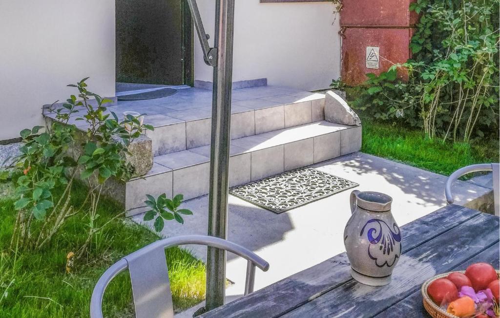um conjunto de escadas com um vaso sobre uma mesa em Nice Apartment In Leba With Kitchenette em Leba