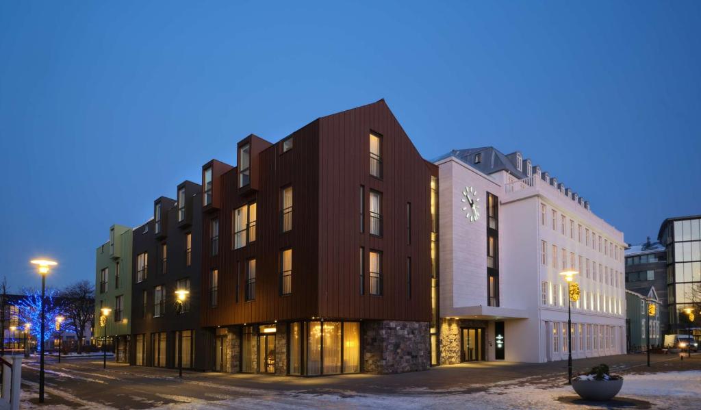 un edificio en una calle de la ciudad por la noche en Iceland Parliament Hotel, Curio Collection By Hilton, en Reikiavik