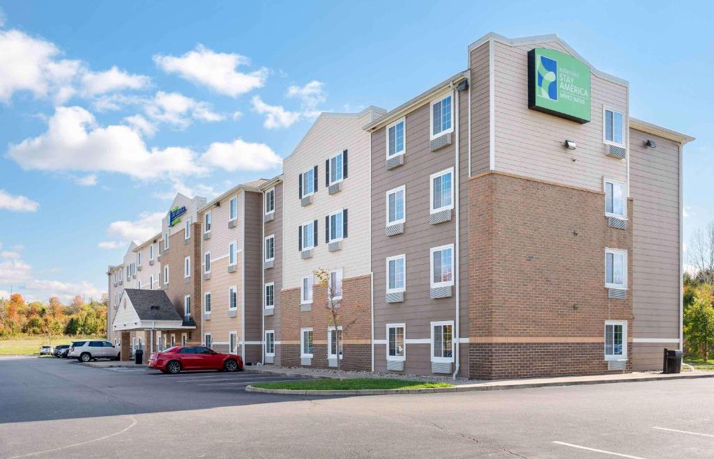un edificio con un cartel en el costado en Extended Stay America Select Suites - Dayton - Miamisburg, en Dayton