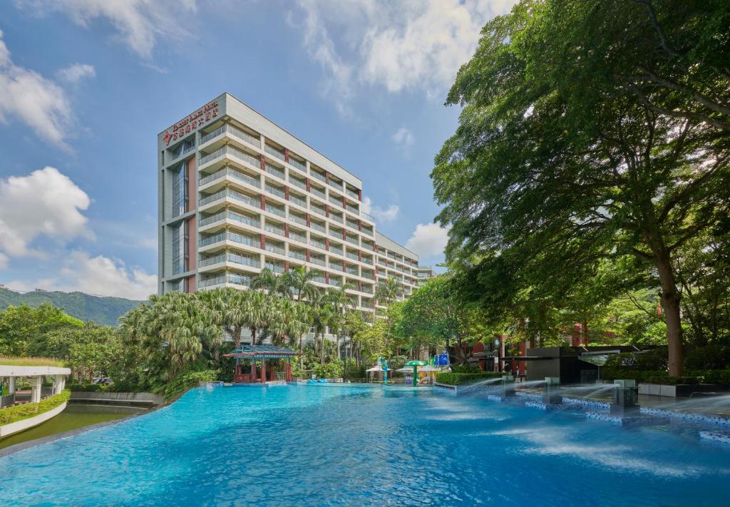 uma piscina em frente a um edifício em Shenzhen Dameisha Kingkey Palace Hotel em Shenzhen