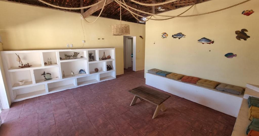 una habitación con estanterías y un banco en una habitación en Oasis De Areia Casa a Beira Mar na Praia de Zumb, en Rio do Fogo