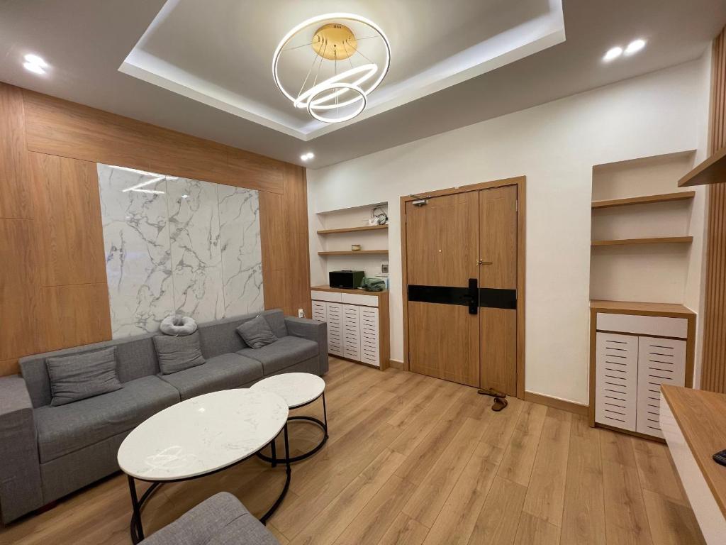 a living room with a couch and a table at Căn Hộ Chung cư Hưng Phú in Can Tho