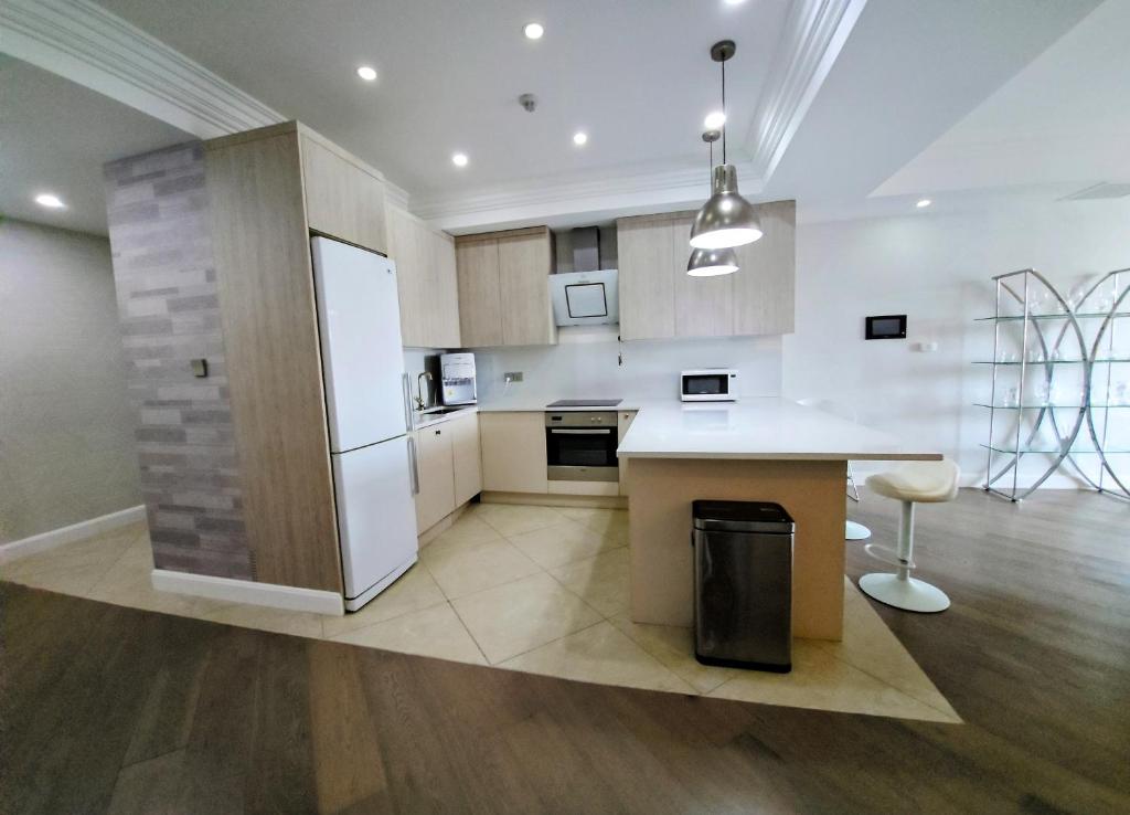 烏蘭巴托的住宿－Olympic Residence，厨房配有白色冰箱和台面