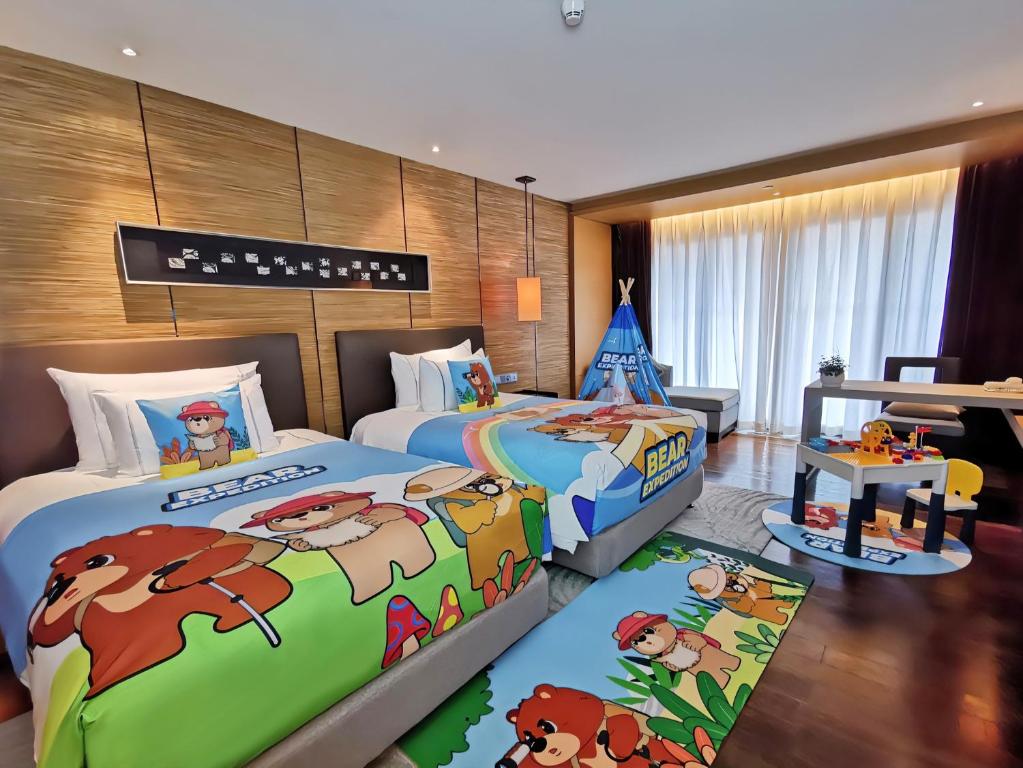 Postel nebo postele na pokoji v ubytování Shenzhen Dameisha Kingkey Palace Hotel