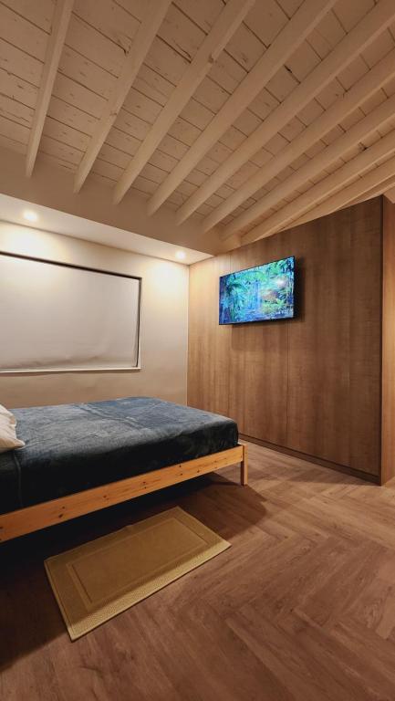 een slaapkamer met een bed en een tv aan de muur bij Private Home Studio Central Located in Miami 2 in Opa-locka