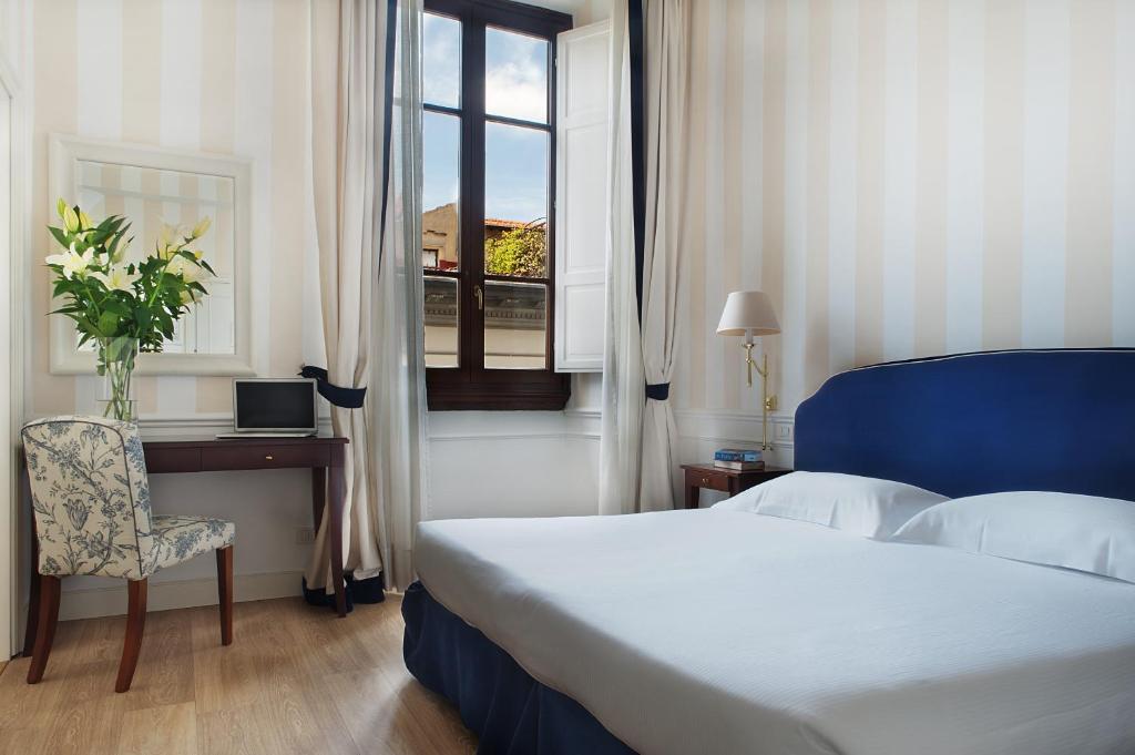 Postel nebo postele na pokoji v ubytování FH55 Hotel Calzaiuoli