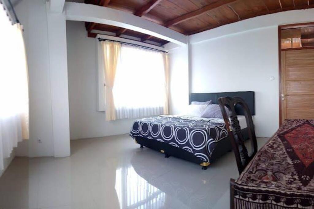 Кровать или кровати в номере Rumah cantik di komplek pesantren daarut tauhid